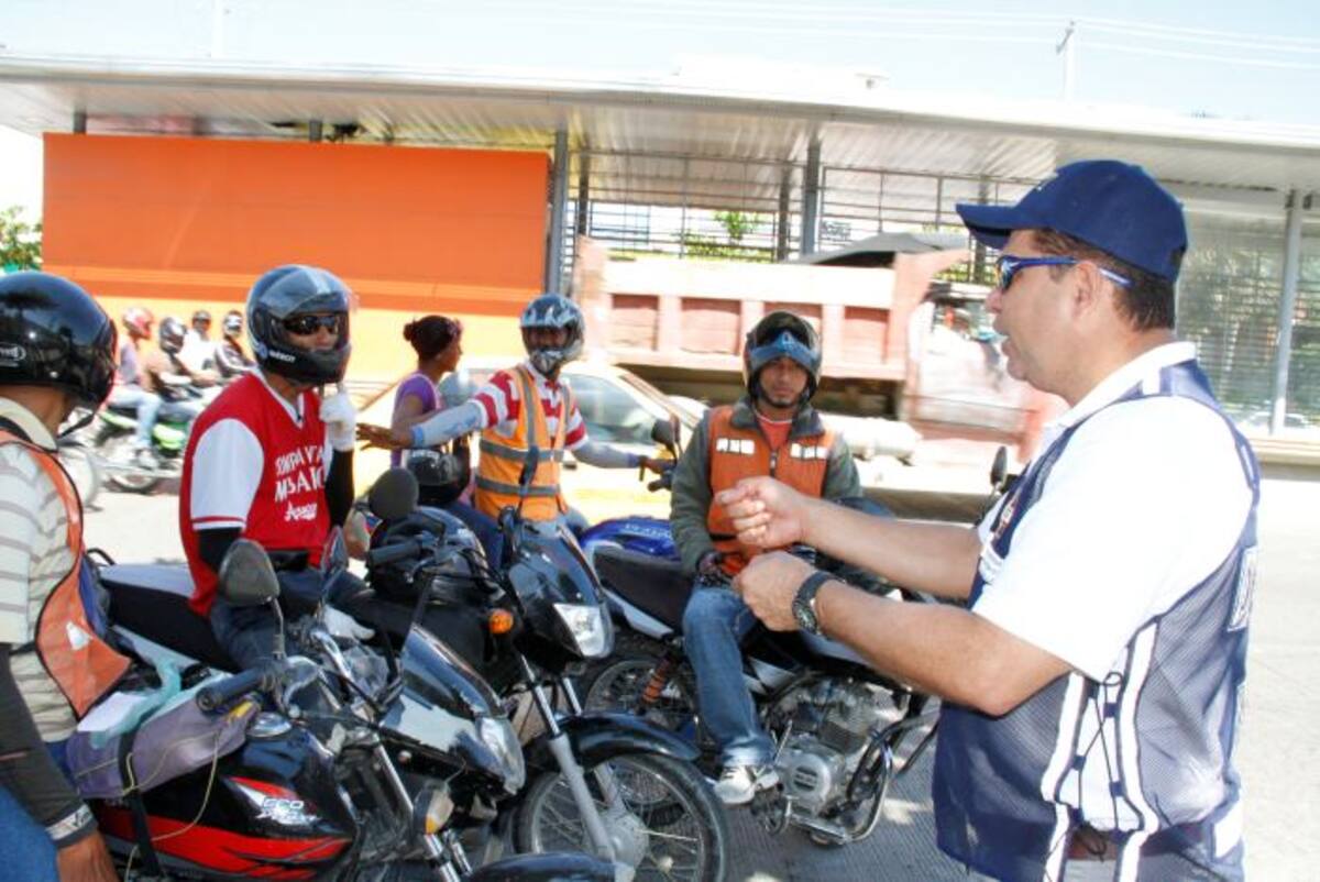 El director del Datt, Edilberto Mendoza, personalmente socializó el contenido del decreto con los motociclistas en puntos críticos de la ciudad. JOSÉ RAFAEL MEJÍA- EL UNIVERSAL
