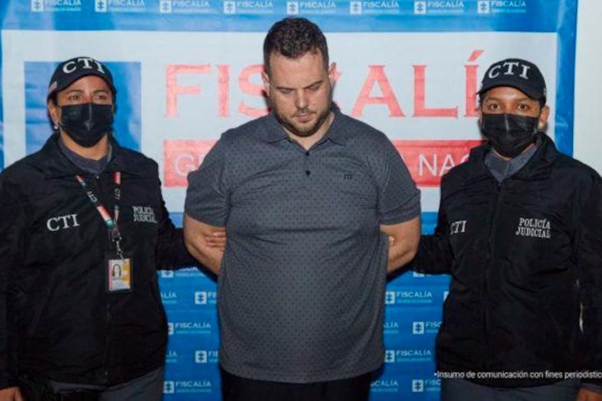 Revelan que John Poulos era cliente fiel de modelos webcam y acompañantes