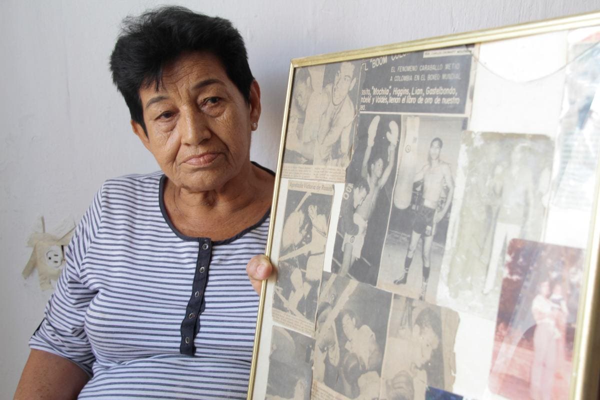 Su pareja, Melba Ramírez, conserva recortes de periódico de la época de gloria del boxeador cartagenero Mario Rossito.//FOTOS: LUIS HERRÁN - EL UNIVERSAL.