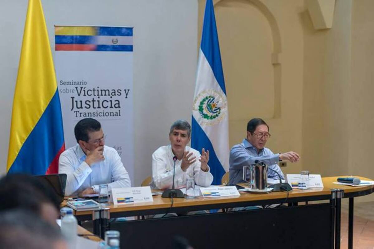 Durante dos días, funcionarios de El Salvador explicaron a sus homólogos colombianos la experiencia de su país atendiendo a los sobrevivientes de su guerra. A cambio, aprendieron de la experiencia colombiana en reparar a sus víctimas aún antes de la terminación del conflicto.