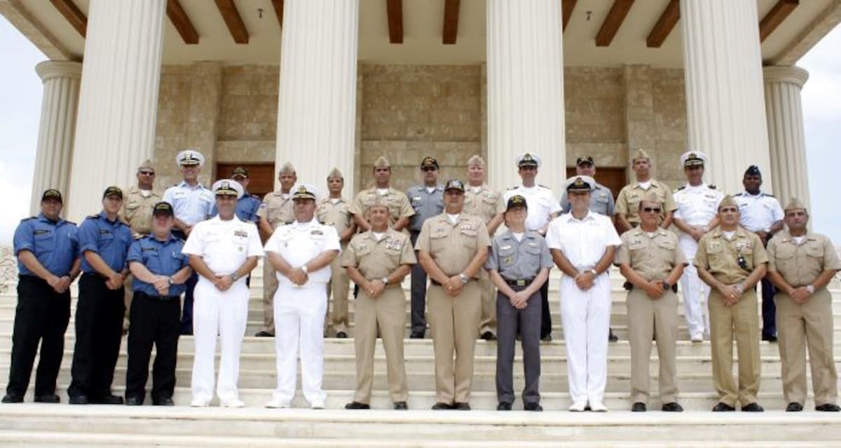 El comandante de la Fuerza Naval del Caribe, Leonardo Santamaría como anfitrión y delegados de las armadas de diferentes países clausuraron la Operación Unitas. MANUEL SANTIAGO PÉREZ - EL UNIVERSAL -