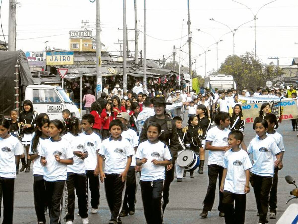 Mediante marchas, los estudiantes promocionan la vida lejos de las drogas.