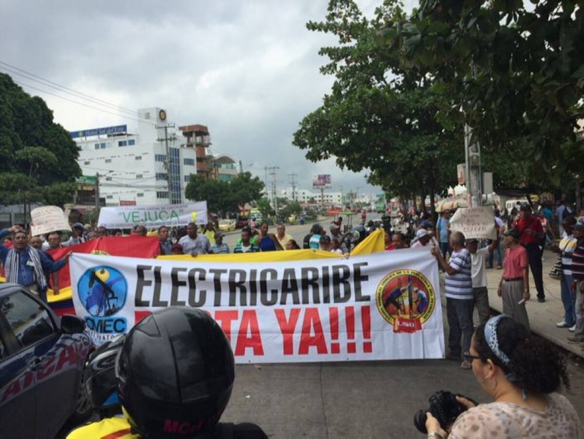 Los manifestantes bloquearon uno de los tramos de la vía Pedro de Heredia con el fin de exigir pronta solución frente al servicio que brinda la empresa de energía. EL UNIVERSAL