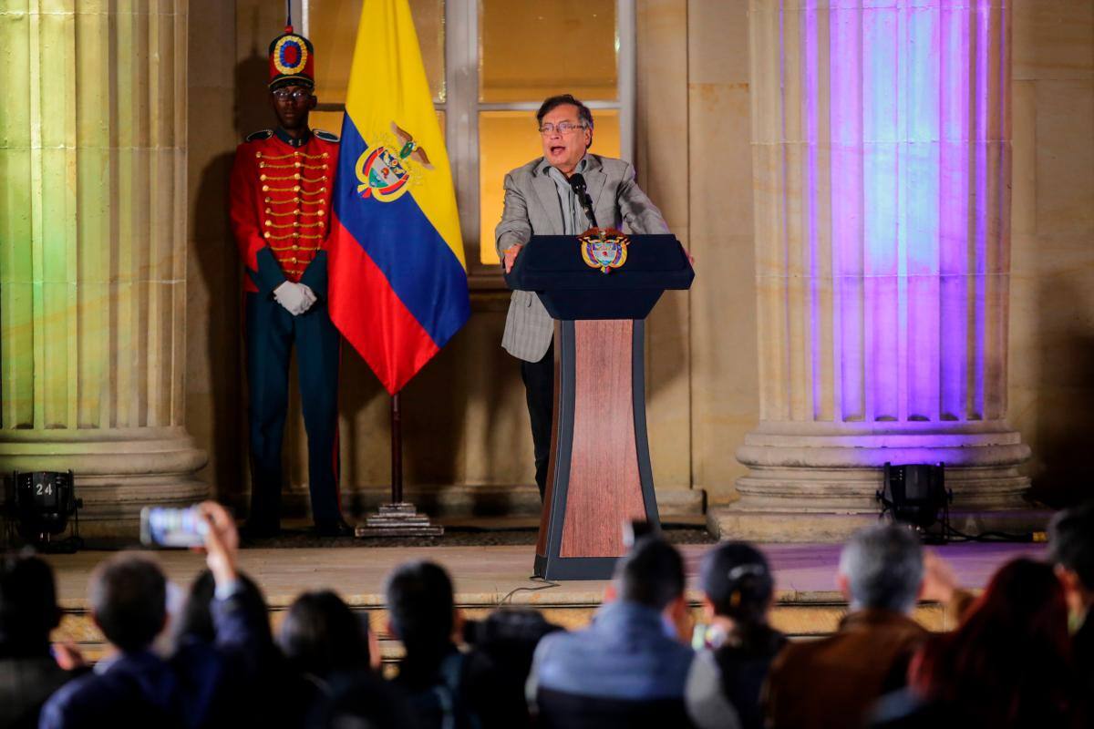 Petro convoca a pacientes y trabajadores a “movilizarse por la salud”