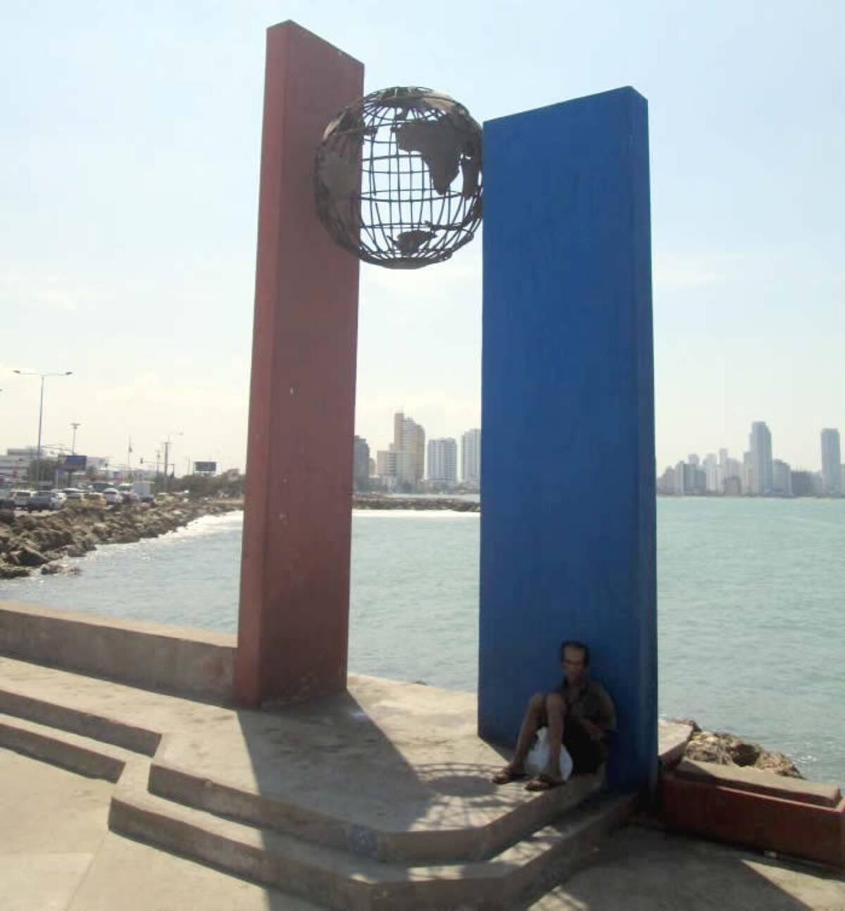 Los dos oceános y un gamín tomando sombra.