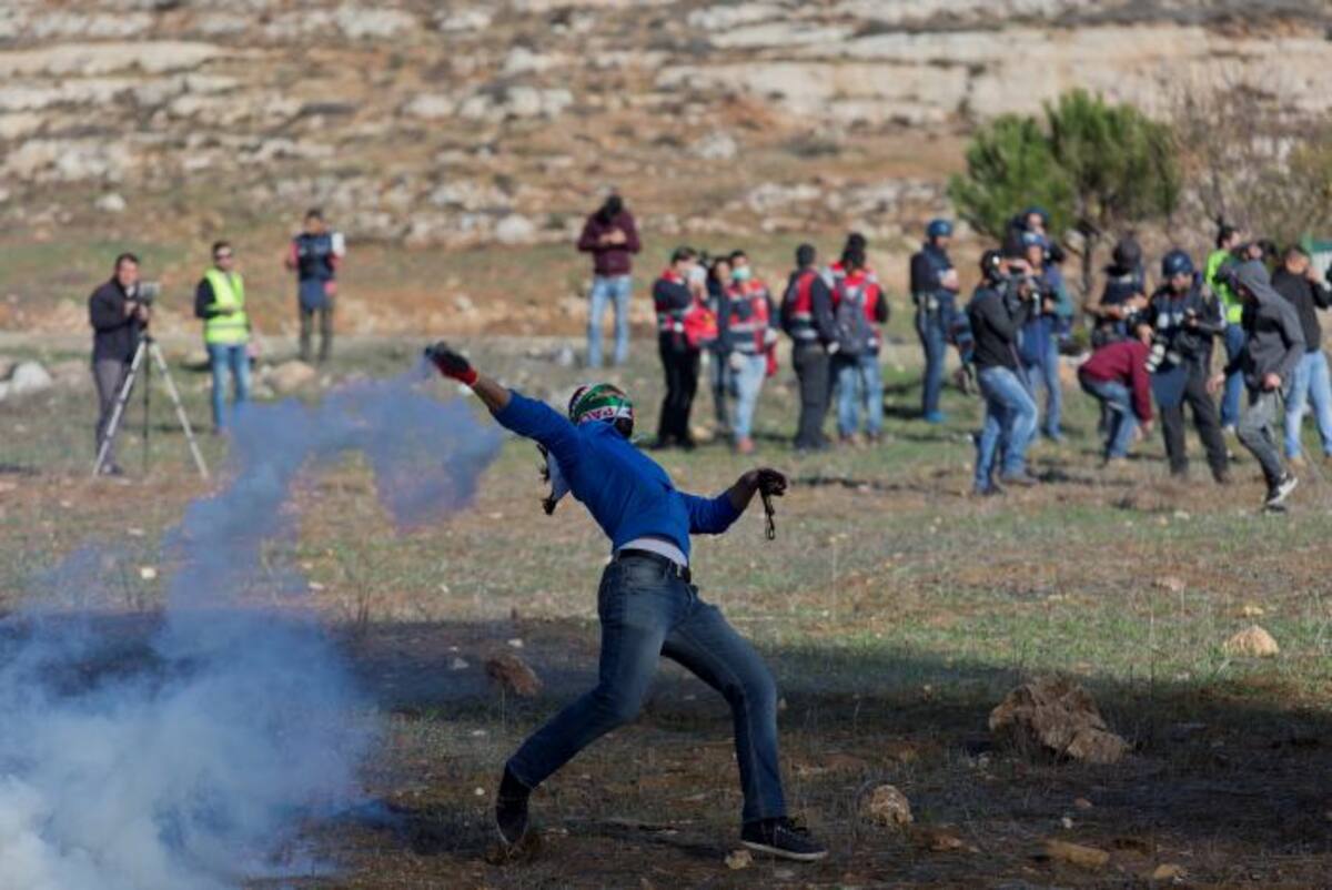 Tras las oraciones del mediodía del viernes grupos de jóvenes en Cisjordania y Gaza se dirigieron a los puestos de control militares israelíes y les lanzaron piedras y cócteles molotov. AP Nasser Shiyoukhi