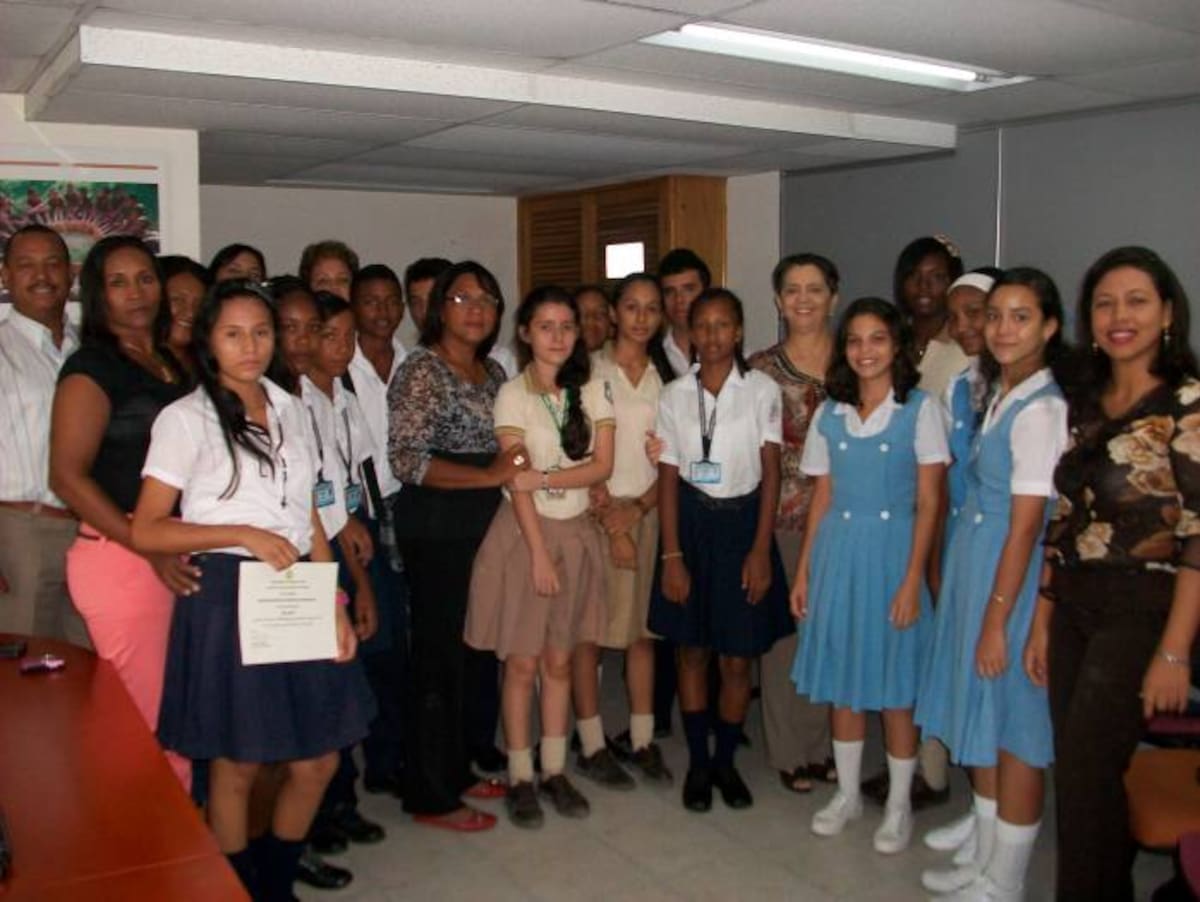 La secretaria de Educación Distrital exalta a los niños y jóvenes que ganaron la primera jornada de bilingüismo. Cortesía