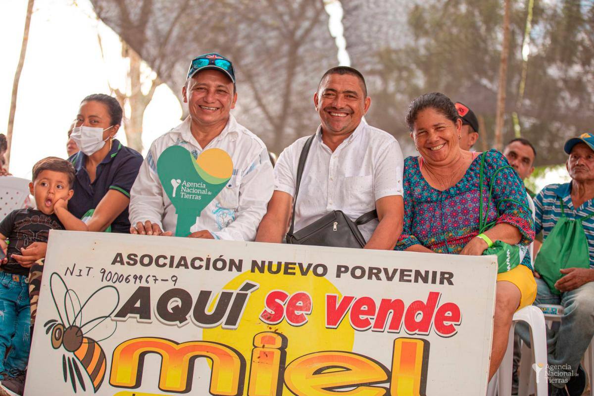 Asociaciones campesinas recibieron 1.053 hectáreas de tierra en Bolívar y Sucre