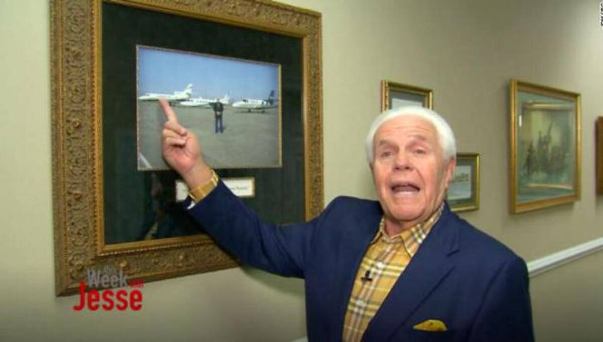 Jesse Duplantis muestra una foto de los tres aviones privados que posee su ministerio. Internet - Week Jesse