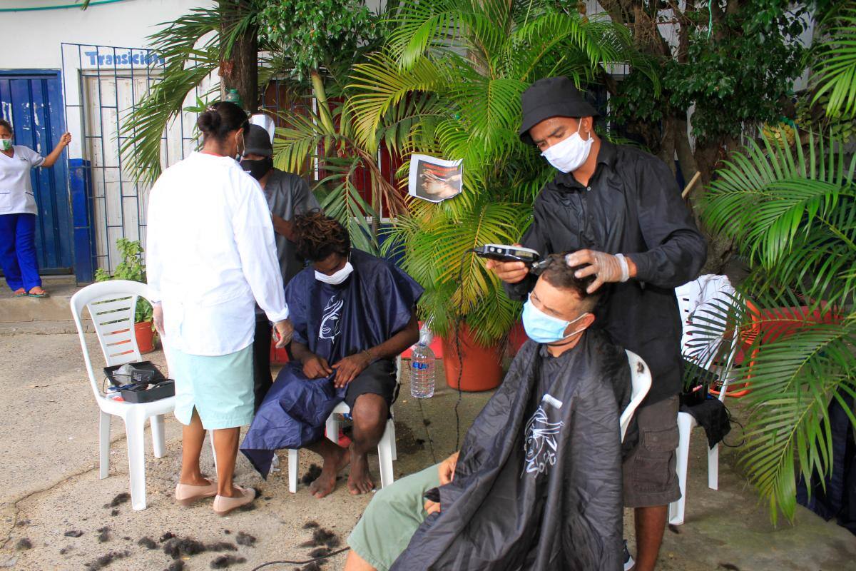 Odontología y peluquería para 77 habitantes de la calle
