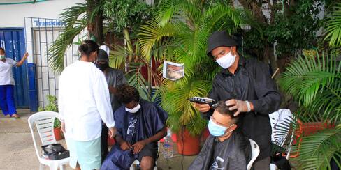 Odontología y peluquería para 77 habitantes de la calle