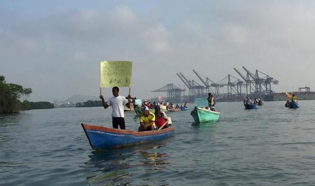 Los pescadores protestan en sus embarcaciones por las Bahía de Cartagena. Foto: Cortesía