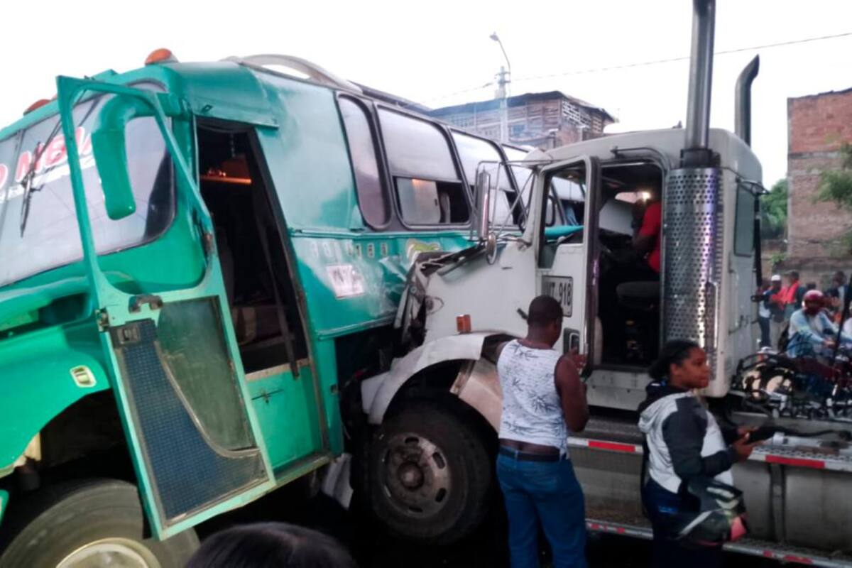 Fuerte choque de bus escolar y tractomula dejó 16 menores de edad heridos