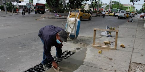 Así avanza el arreglo de tapas y rejillas en Cartagena