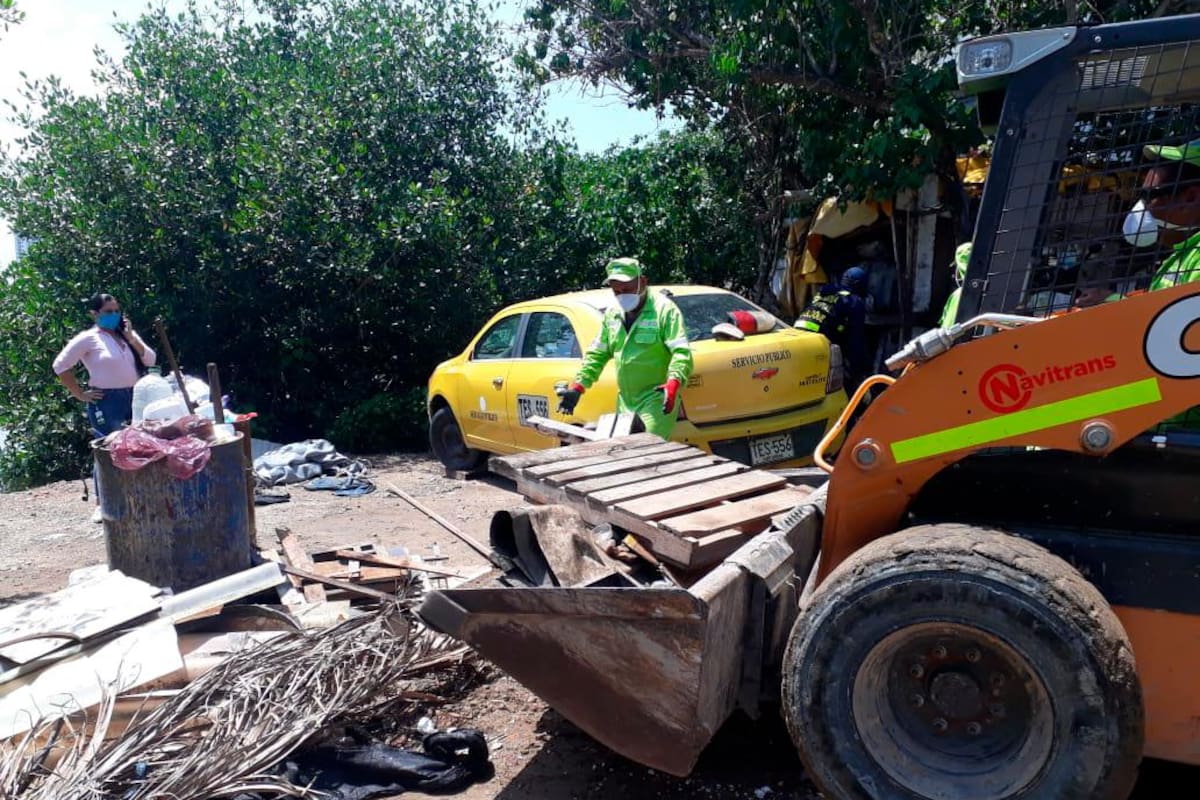 Recuperan zona invadida en Manga donde operaban un taller y un parqueadero