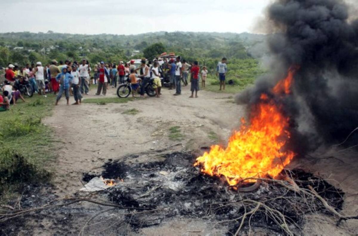 Los habitantes protestaron ayer y mantuvieron retenida a una cuadrilla de Electricaribe porque hace varios días están sin energía. FOTOS MANUEL SANTIAGO PÉREZ.