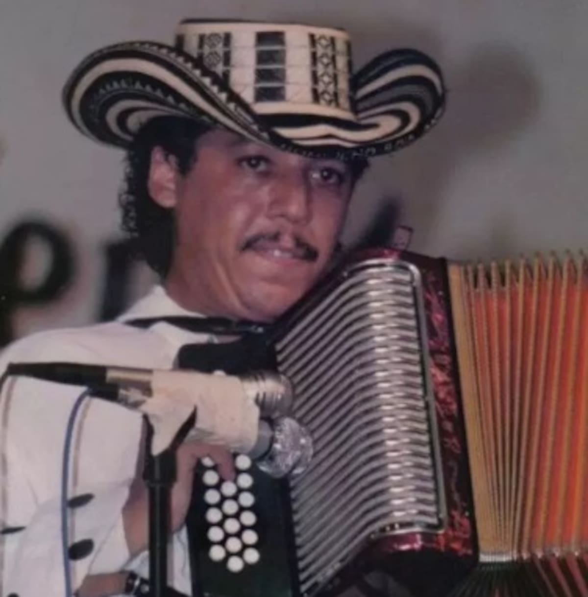 Juancho Rois: El acordeonero guajiro, pareja musical de Diomedes Díaz desde 1988 hasta el día de su muerte, el 21 de noviembre de 1994. ‘El Conejo’ pereció en un accidente aéreo, cuando viajaba a cumplir con una presentación en Venezuela junto a otros dos integrantes de la agrupación de ‘El Cacique de La Junta’. Según dijeron los medios, la avioneta en la que se desplazaban chocó después de golpear una torre de energía, cuando intentaba aterrizar en una carretera de Ciudad Bolívar al no encontrar pista de aterrizaje.