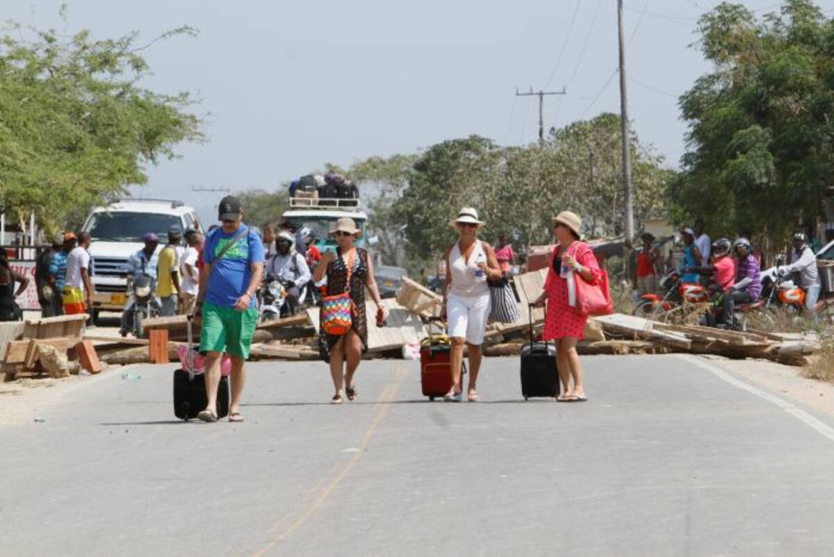 Nativos y turistas debieron caminar para llegar a los distintos destinos de la isla. FOTO JULIO CASTAÑO-EL UNIVERSAL