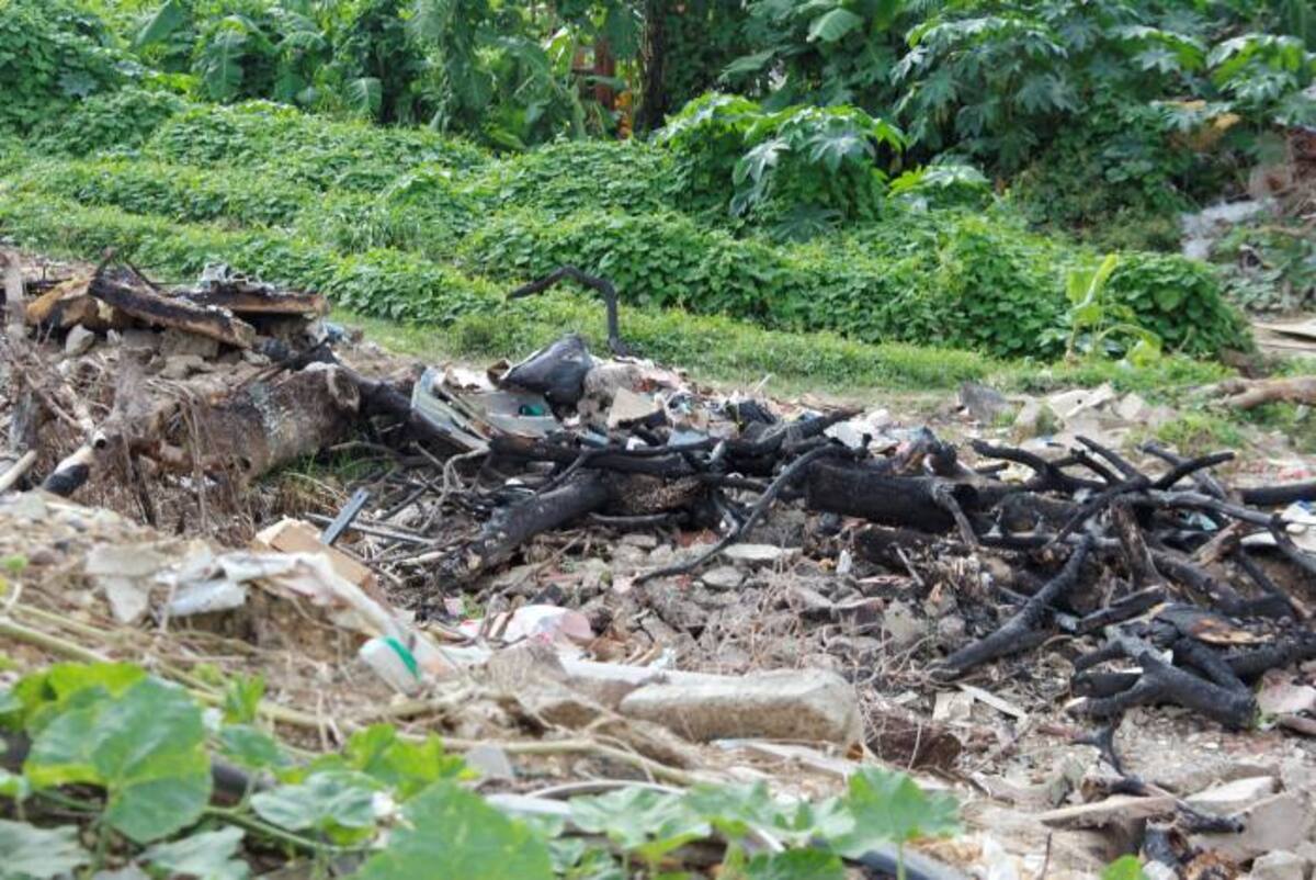 Los habitantes explican que el canal parece más un basurero satélite porque los carromuleros botan allí todo tipo de desechos. Erica Otero Brito- El Universal