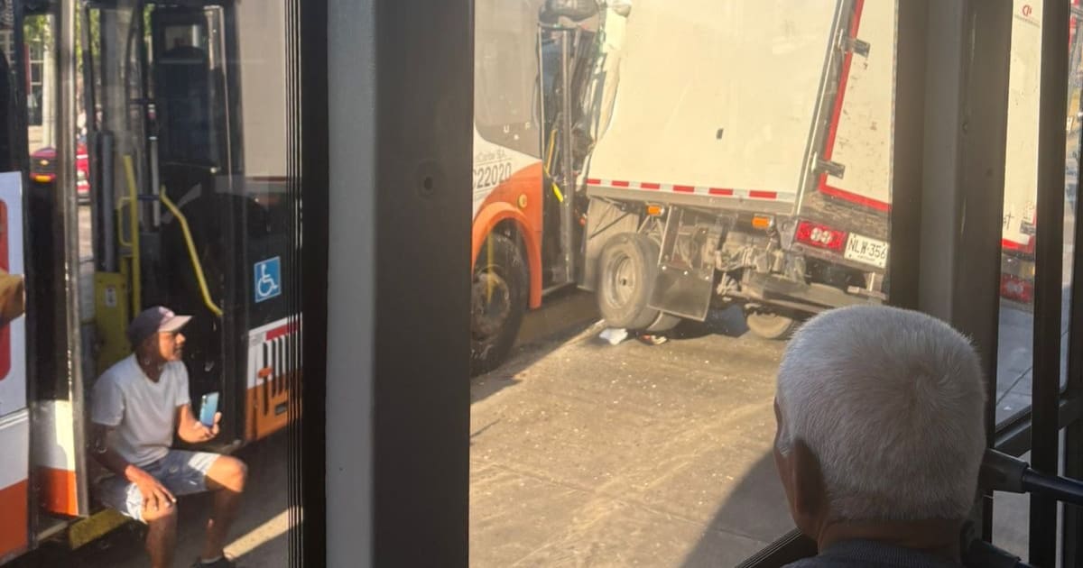 Video: fuerte choque entre bus de Transcaribe y camión deja varios heridos