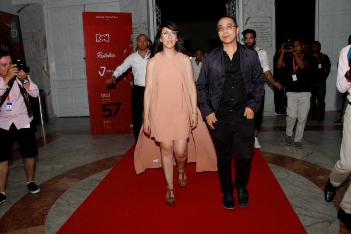 Apichatpong Weerasethakul, genial director tailandés, en compañía de Diana Bustamante, directora artística de Ficci, a la entrada al Teatro Adolfo Mejía. Maruja Parra-El Universal