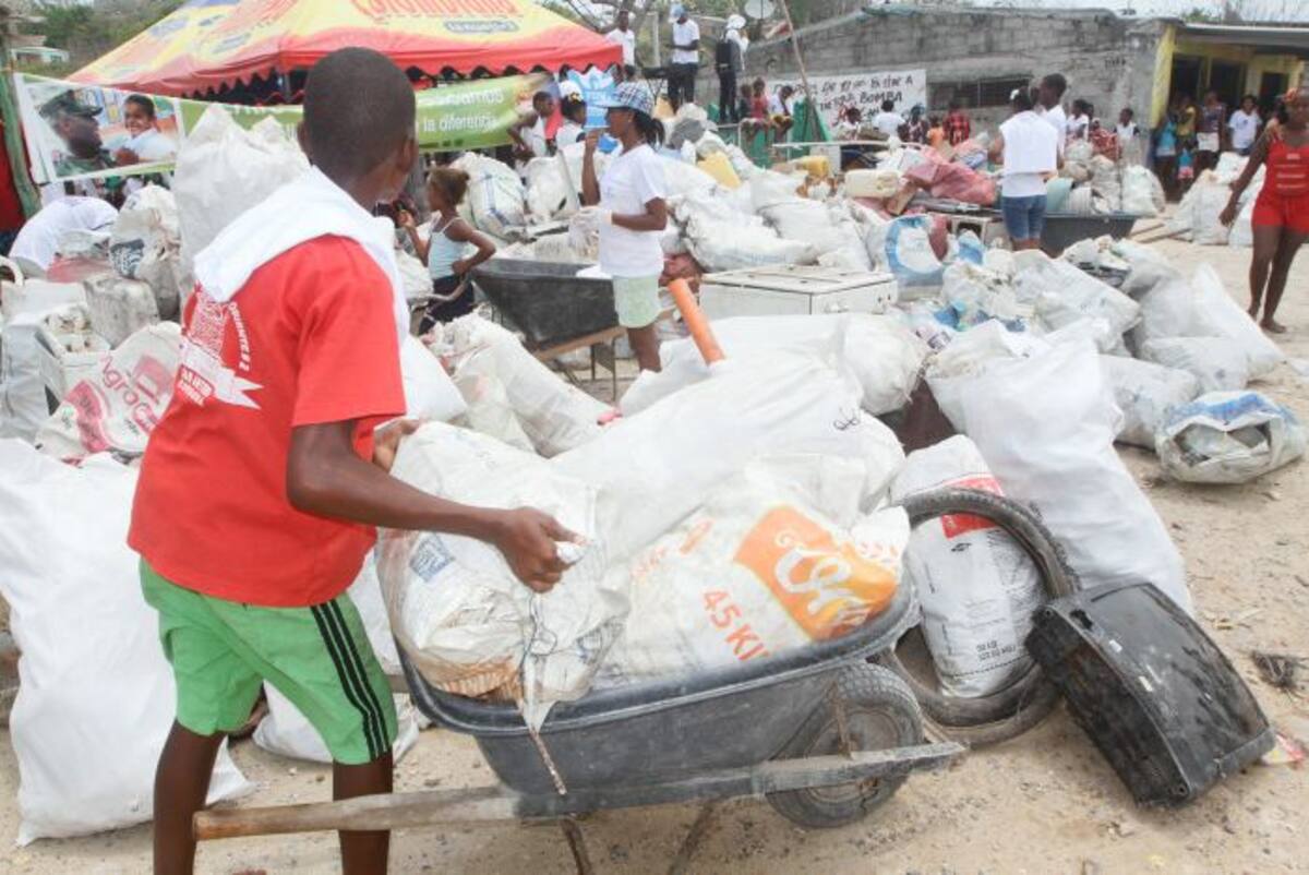 Los habitantes del corregimiento de Tierrabomba participaron activamente del segundo Festival del Reciclaje, pues sacaron de sus casas todo tipo de material que podía ser reutilizable. JULIO CASTAÑO - EL UNIVERSAL