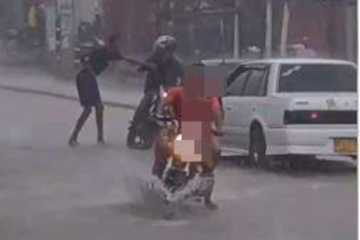 (Video) Aprovechando la lluvia, ladrones le roban a motociclista en Olaya