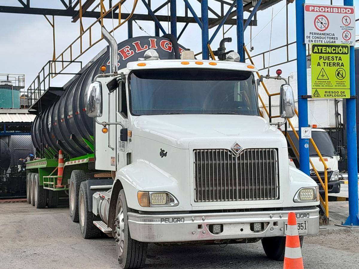 Descargue de aceite motor usado en la refinería de Atica, en Mamonal (Cartagena). // HFA - EU