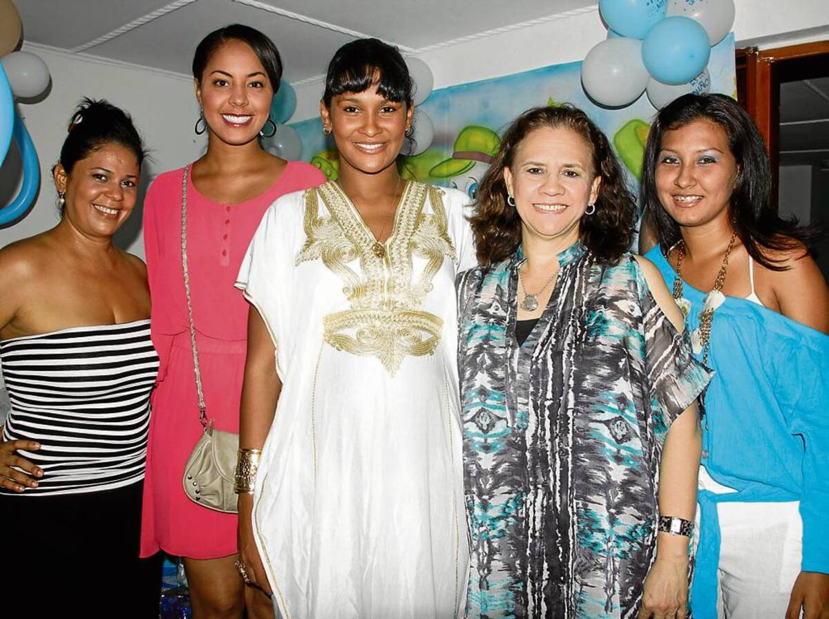 Esmeralda De la Peña, Giselle Marín, la agasajada, Jeimmy Paola Vargas; Gabi Arenas y Judith Sánchez.