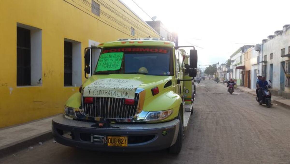 El Cuerpo de Bomberos realizó hoy una manifestación por las principales calles del municipio. Lila Leyva/ El Universal