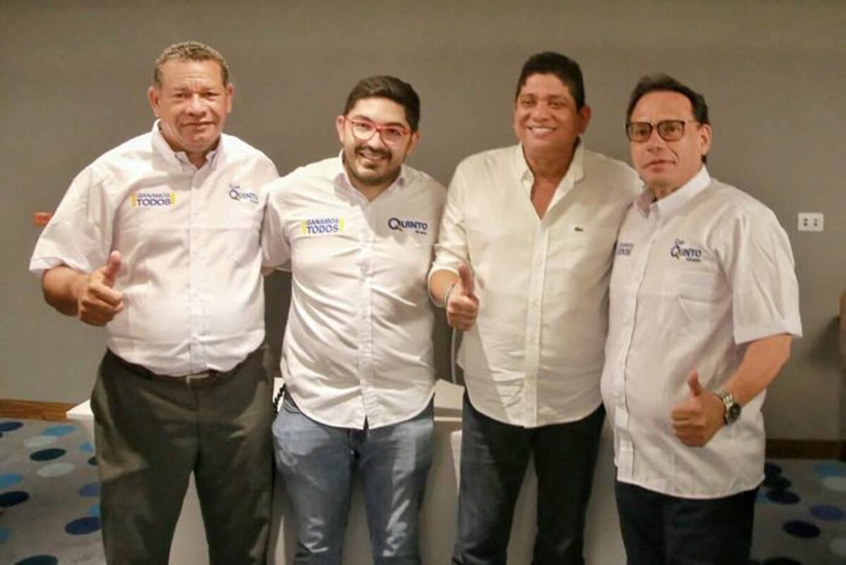 Los miembros del Centro Democrático, Luis Caraballo, edil, Oswaldo Ortíz, exaspirante a la Cámara; y el diputado Mario del Castillo, con el candidato Quinto Guerra. Nayib Gaviria