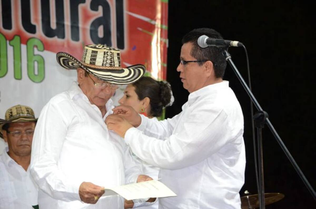 El rector de la Universidad de Córdoba, Jairo Torres, entregó el título al maestro Miguel Emiro Naranjo.