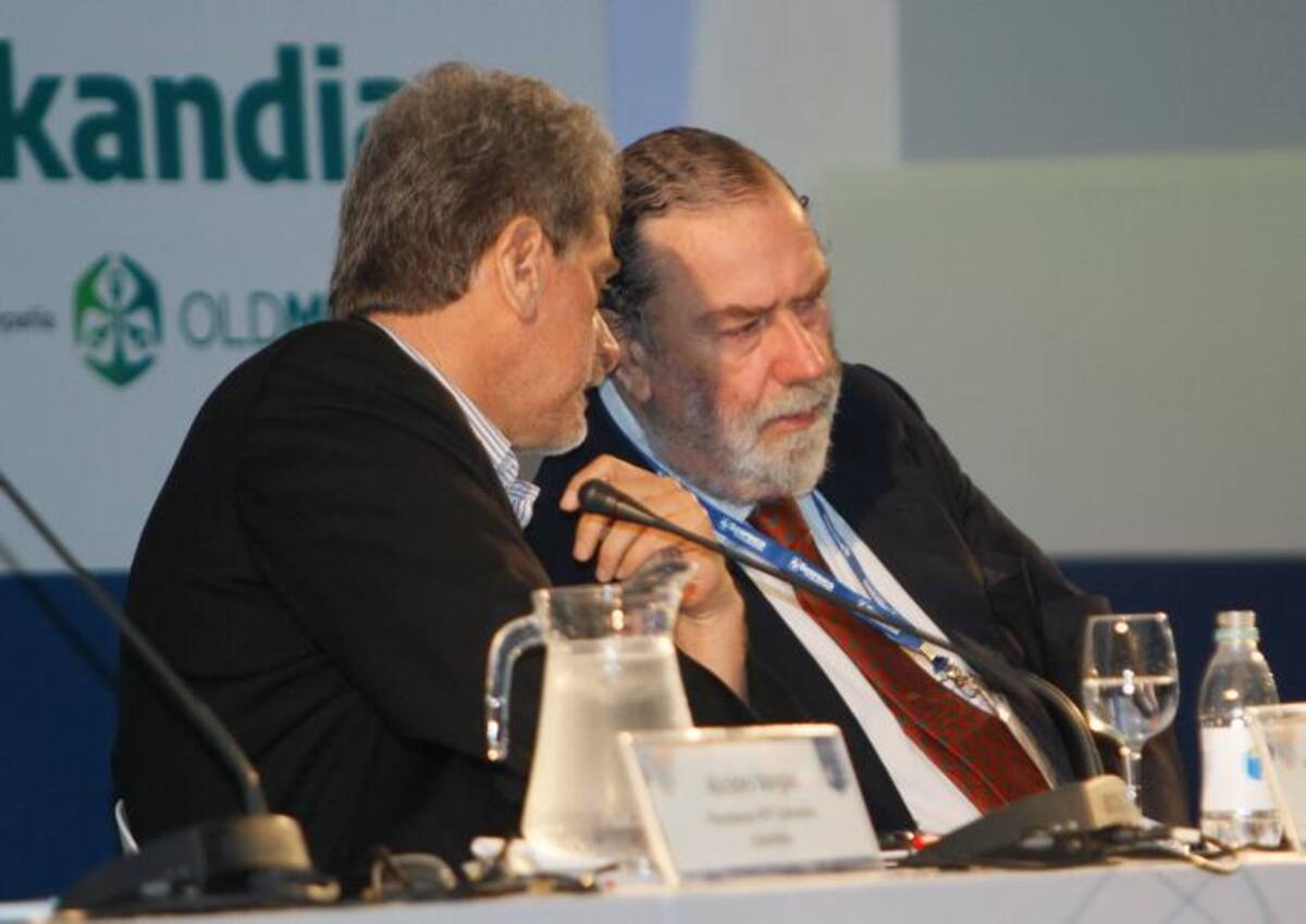 Santiago Montenegro, presidente ejecutivo de Asofondos, dialoga con Guillermo Arthur, presidente de FIAP. JULIO CASTAÑO - EL UNIVERSAL
