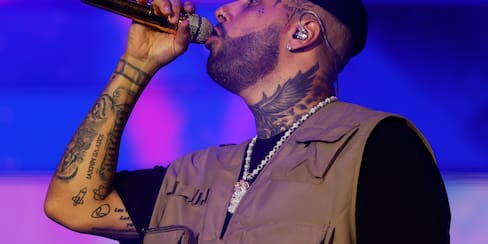 En video: Nicky Jam se subió a TransMilenio y cantó en vivo en Bogotá