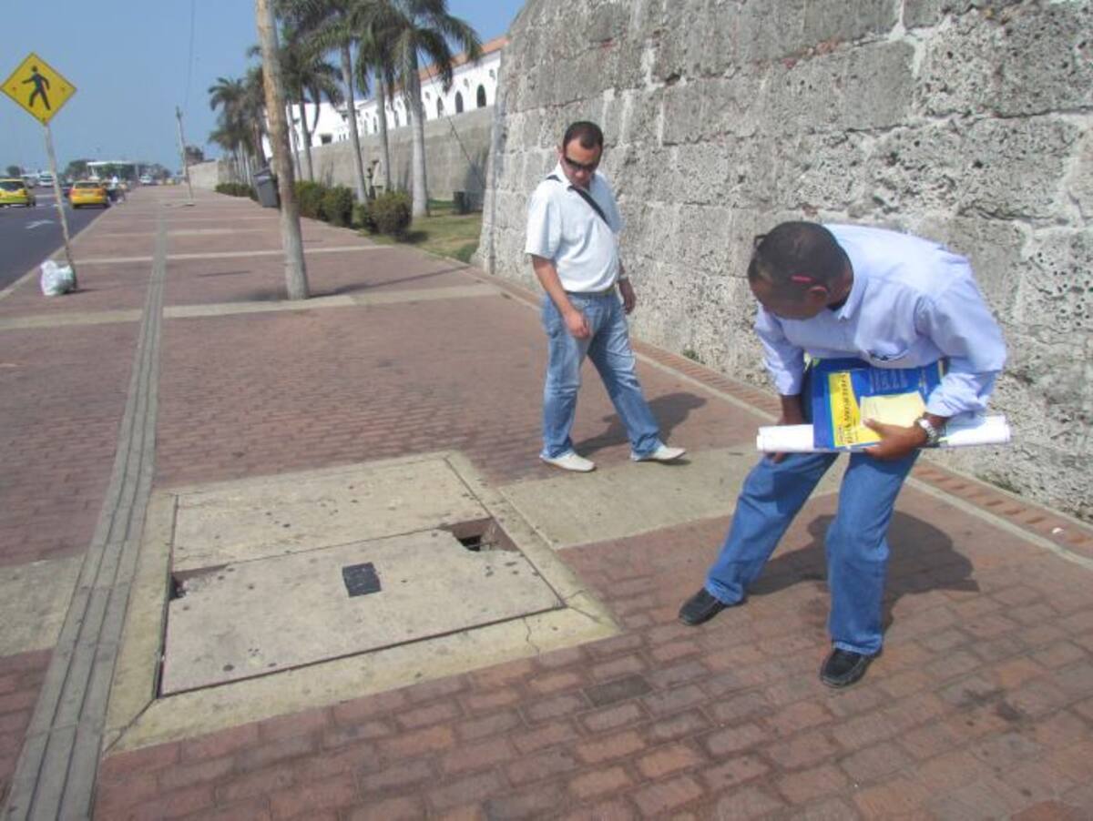 El Distrito toma medidas para meter en cintura a las empresas de servicios públicos que rompen calles y no las arreglas o no les hacen mantenimiento a las cubiertas de los registros. CORTESÍA