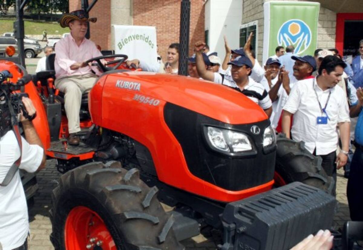 El presidente de la República, Juan Manuel Santos, durante la entrega de la maquinaria mediante créditos a campesinos. MANUEL SANTIAGO PÉREZ/EL UNIVERSAL/