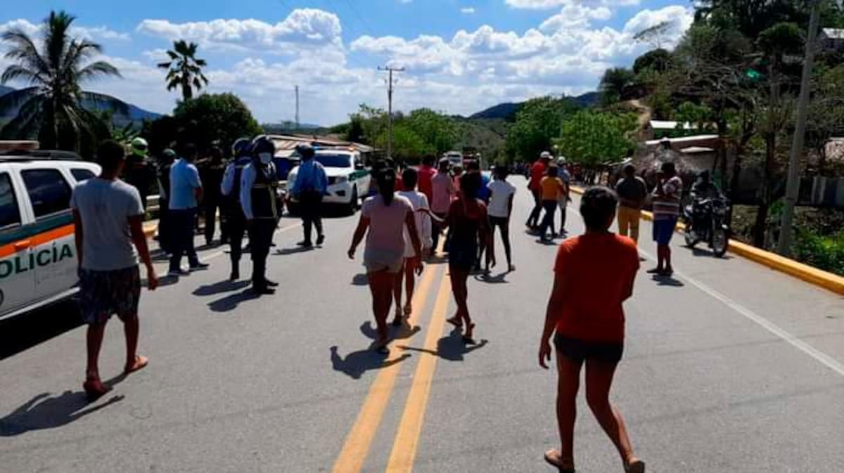 La policía hace presencia en el lugar.