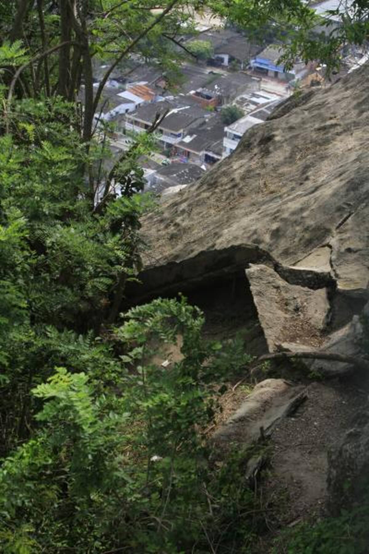 Esta es una de las grietas que hay en la parte inferior del Salto del Cabrón.
