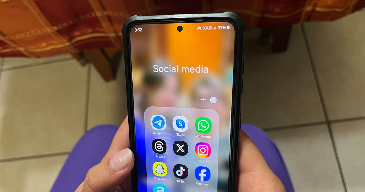 Emiratos Árabes Unidos prohíbe redes sociales a menores de 15 años