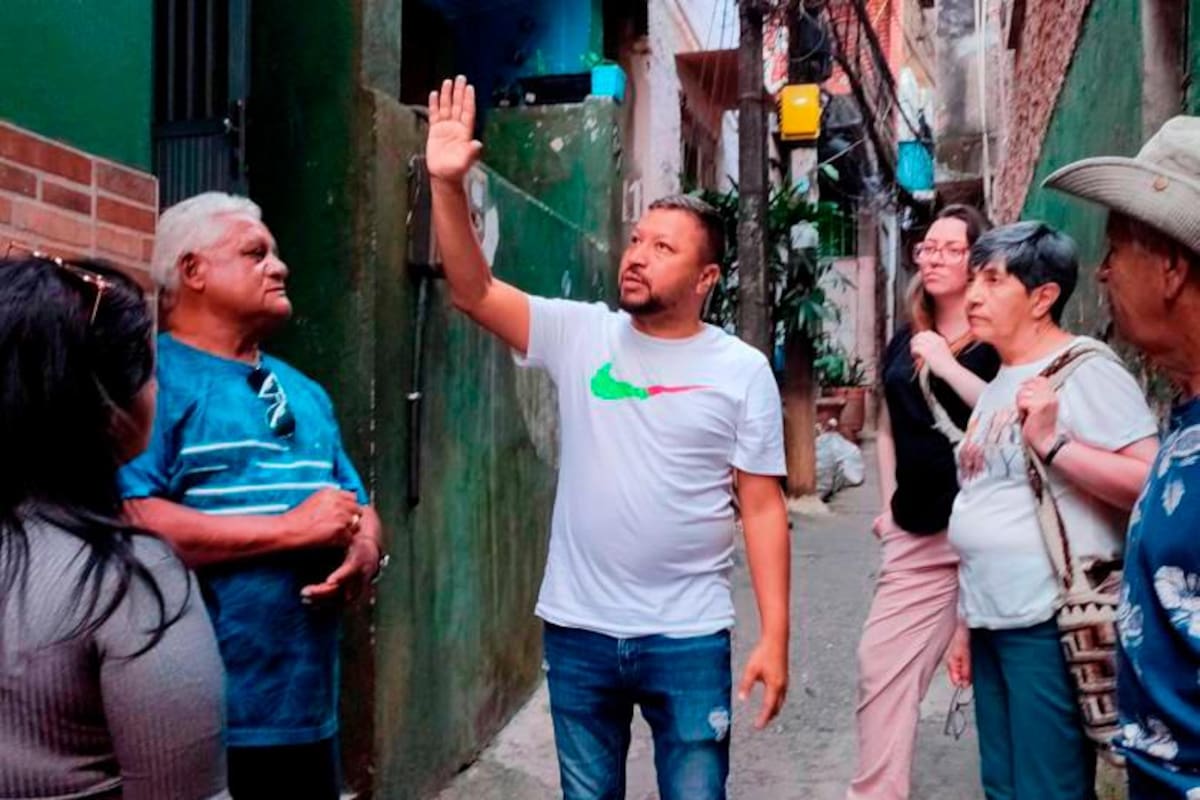 Un colombiano es guía turístico de la favela más grande de Río de Janeiro