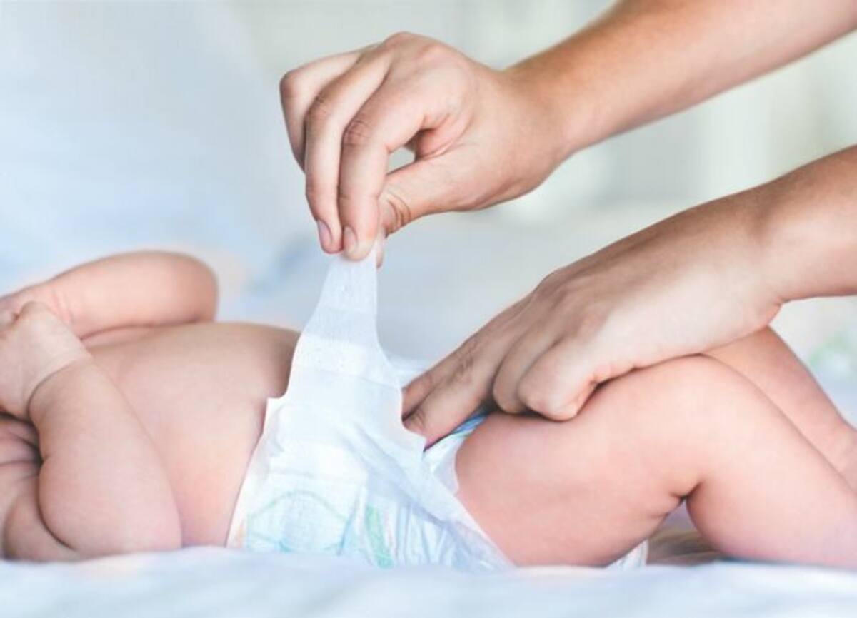 Si el bebé esta muy caliente todo el tiempo –sin llegar a la fiebre-, lo más seguro es que lo esté vistiendo y arropando de más.