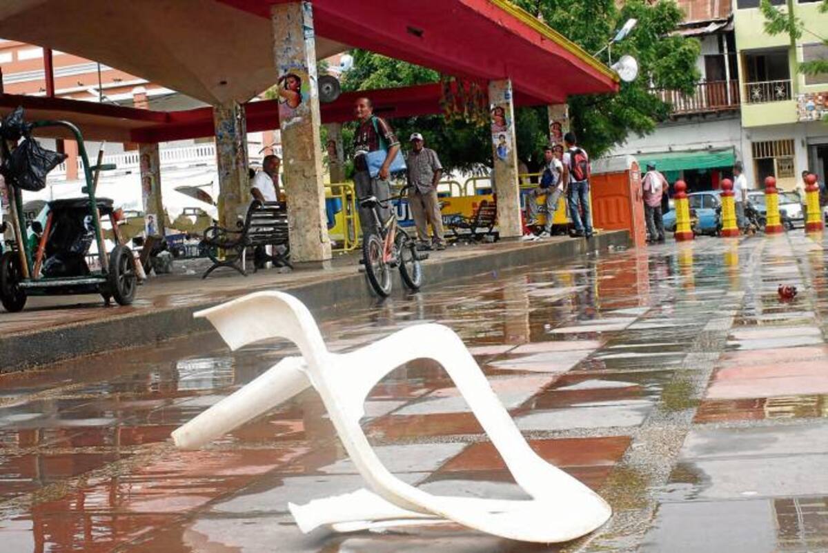 La Policía Nacional logró recuperar cerca de 100 sillas, pero otras dos mil fueron hurtadas y destruidas por desadaptados.