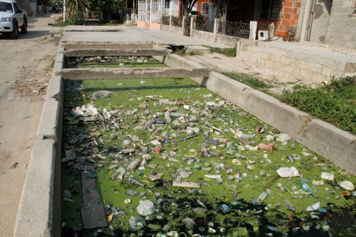 Botellas, bolsas de plástico y toda clase de desechos permanecen en el canal. Oscar Díaz