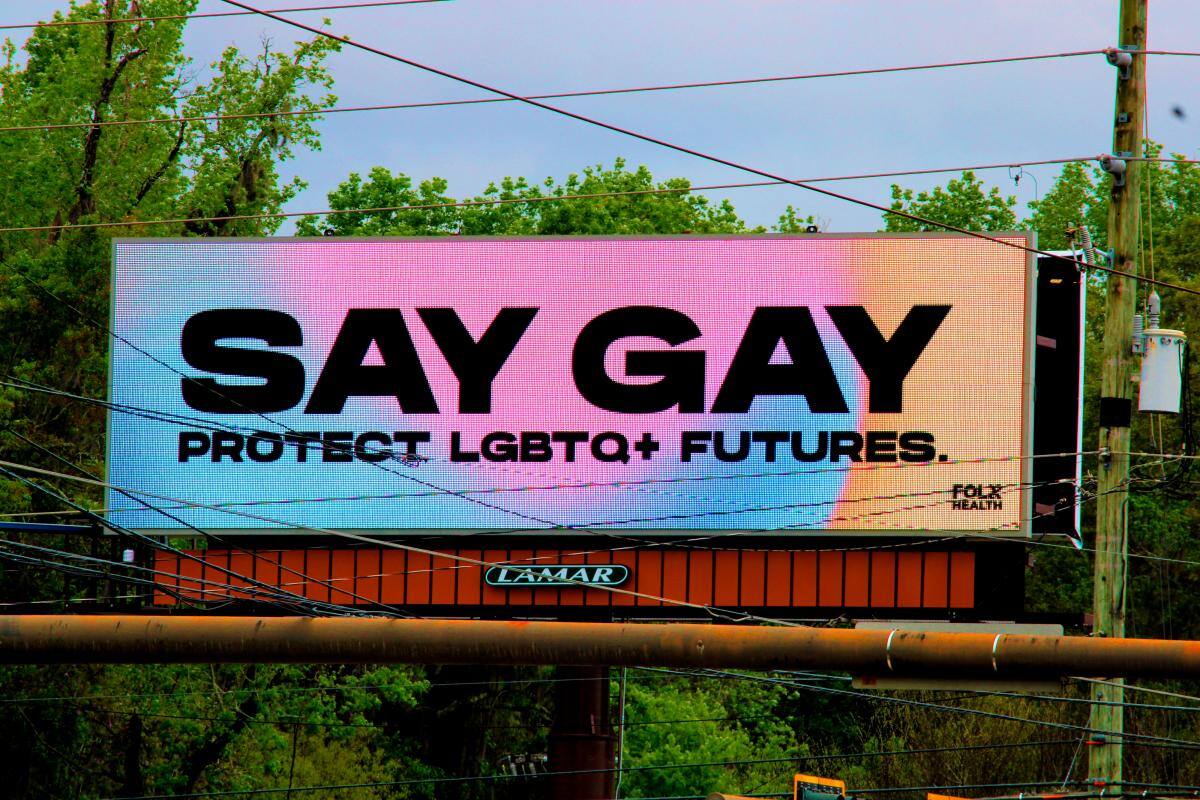 Vallas publicitarias en protesta por polémica ley “No digas gay” en Florida