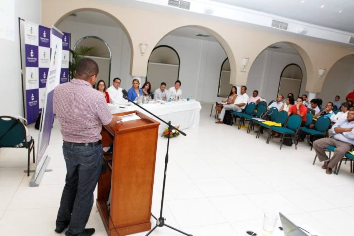 La superservicios, Patricia Duque Cruz, y el alcalde Dionisio Vélez Trujillo participaron en la mesa técnica de acueducto, alcantarillado y aseo. JULIO CASTAÑO-EL UNIVERSAL