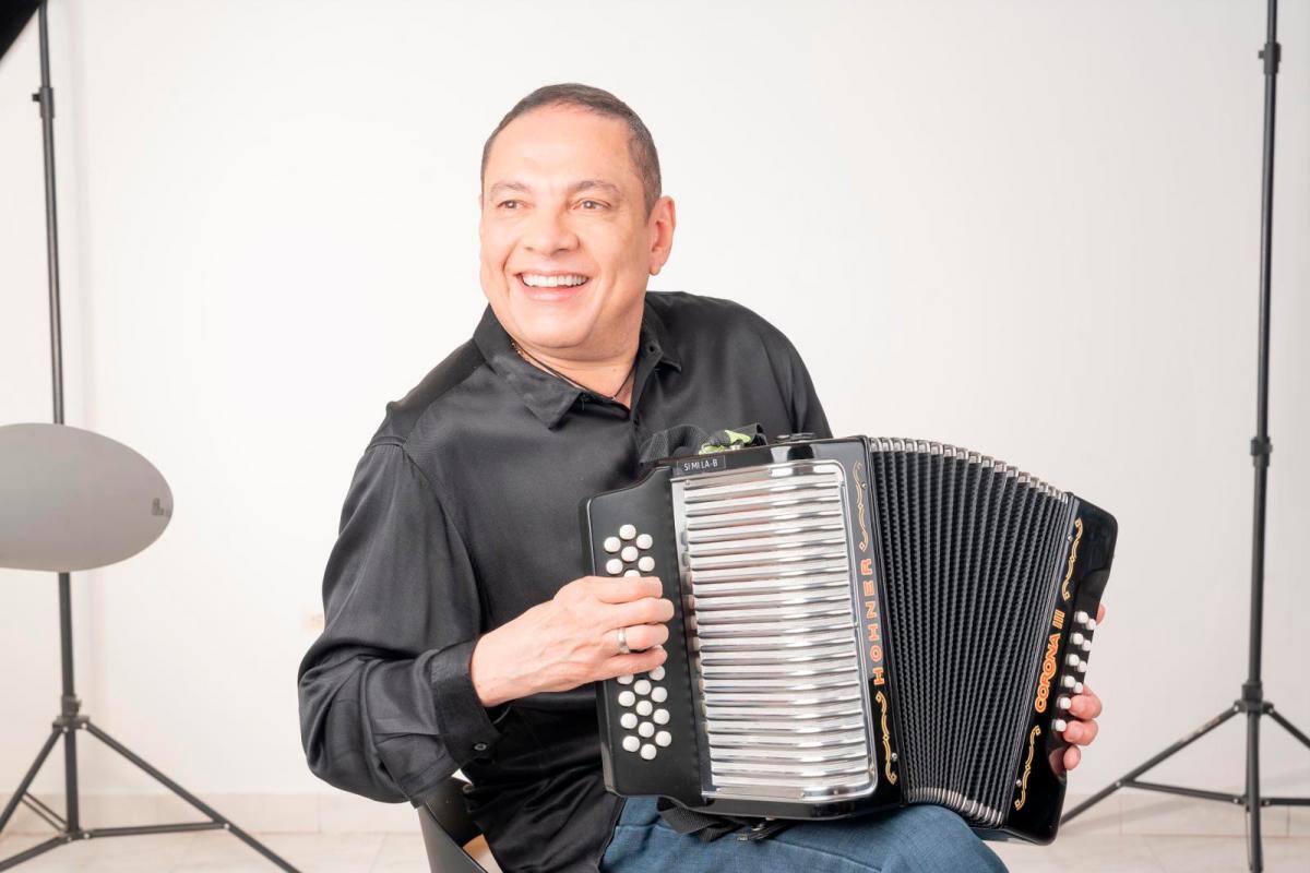 El ‘Cocha’ Molina lanza álbum 100% instrumental de sus éxitos vallenatos