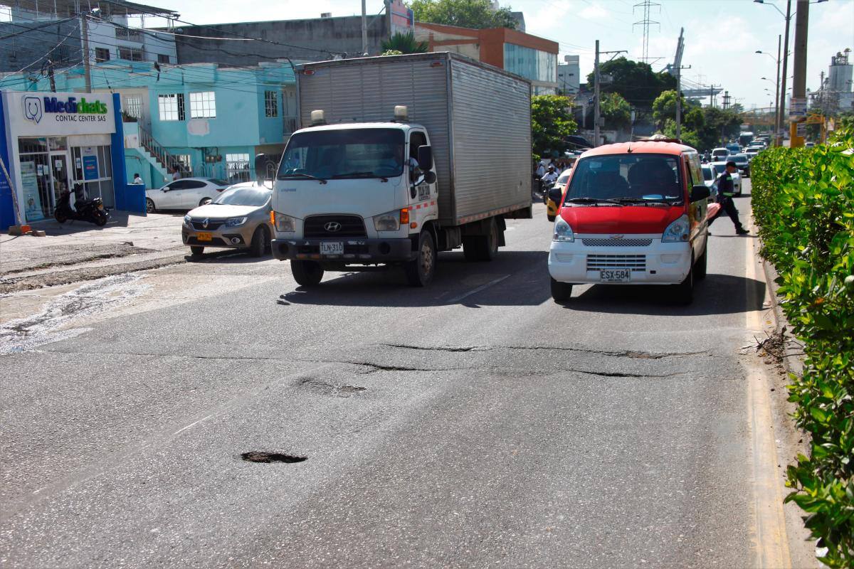La Crisanto Luque, en sentido hacia el Centro, tiene varios huecos frente al Alto Bosque.