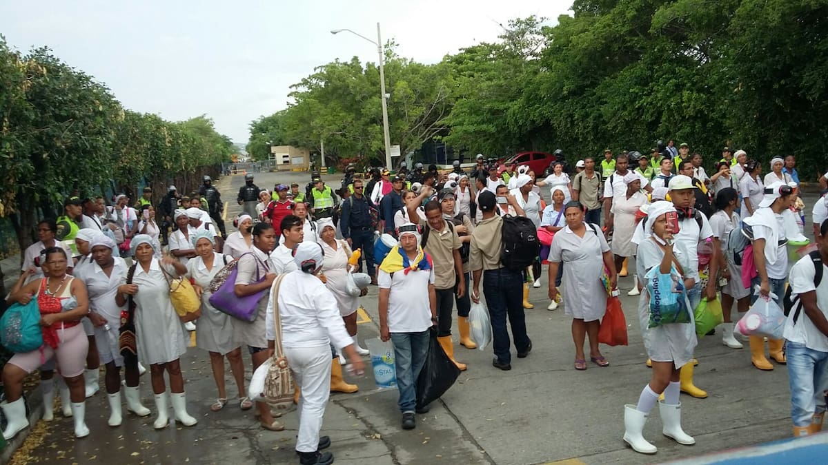 Trabajadores del antiguo Atunes de Colombia continúan protestando al interior y exterior de la planta Seatech. El Esmad de la policía ingresó a la empresa para recuperar el edificio. LUIS HERRÁN - EL UNIVERSAL