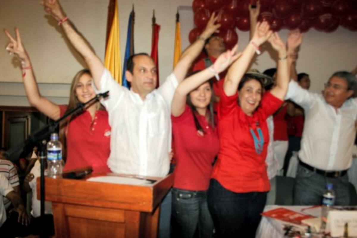 El candidato Víctor Raúl Oyola junto a su esposa Marta Torres y sus hijas Ángela y Juliana.
