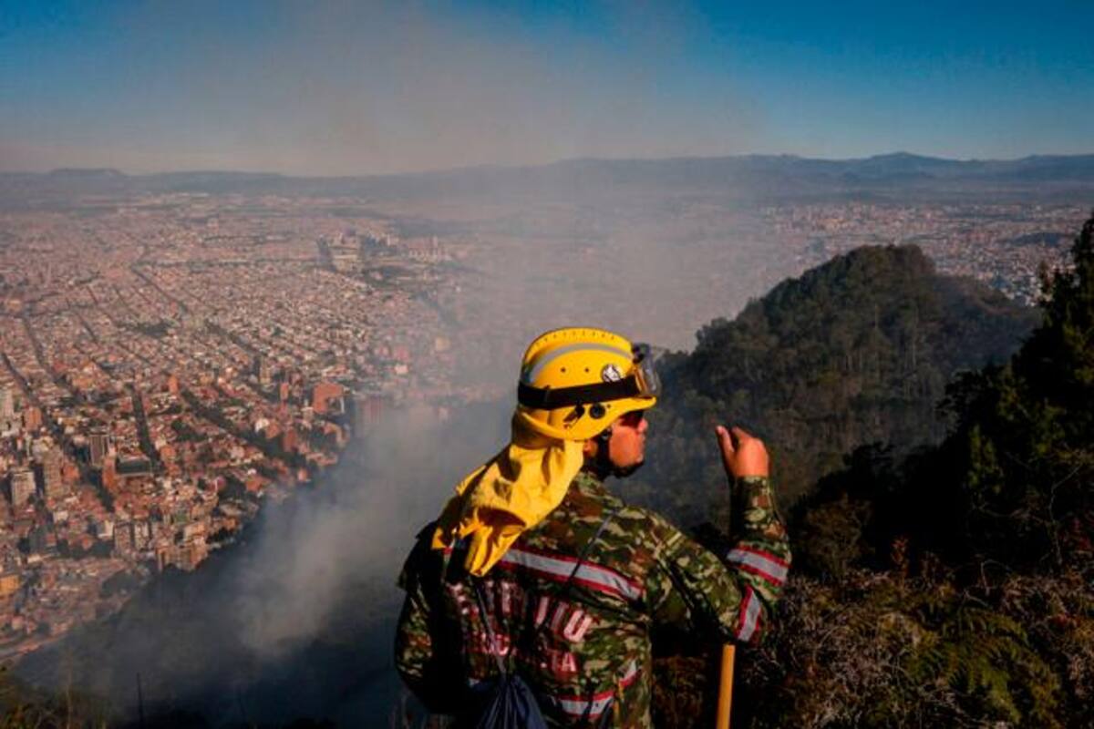 Podrían evacuar barrios en Bogotá por incendio en el cerro del Cable